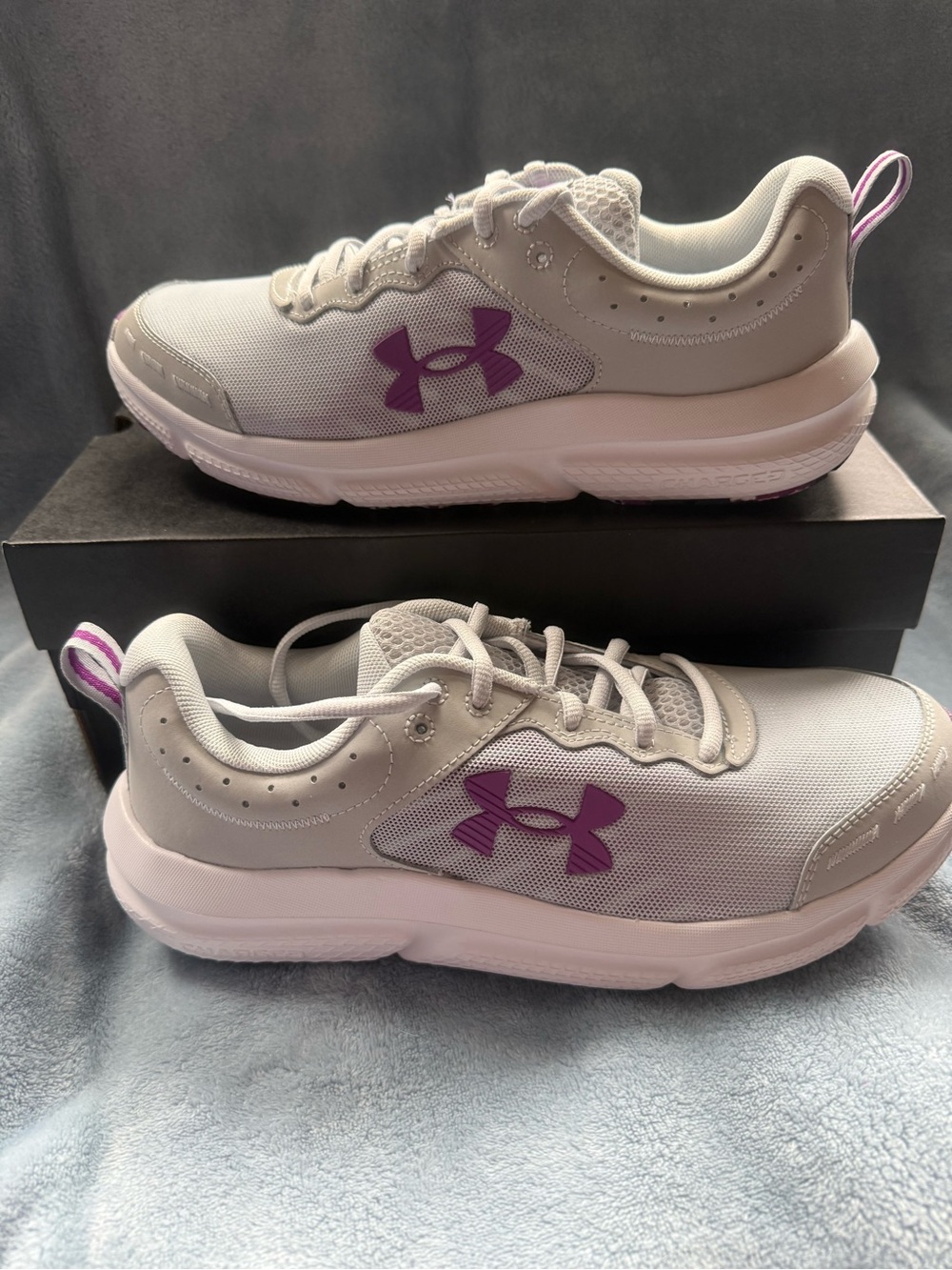 Under Armour Women’s Light Gray Sneakers with Purple Logo 10 NEW